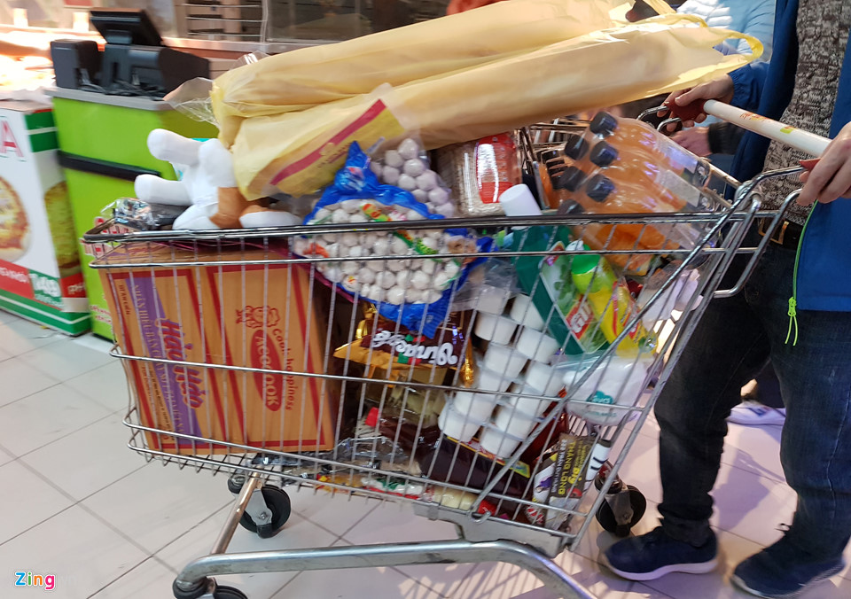 Người Hà Nội tấp nập đi sắm Tết sớm